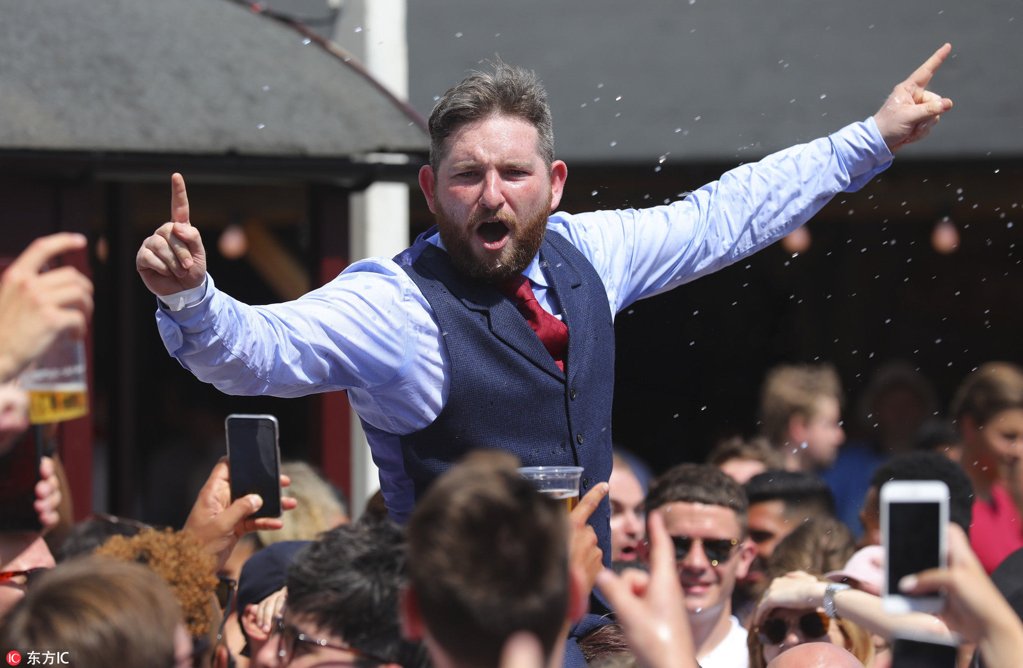 把马甲衬衫穿出时尚范儿?英格兰主帅索思盖特的三件套了解一下