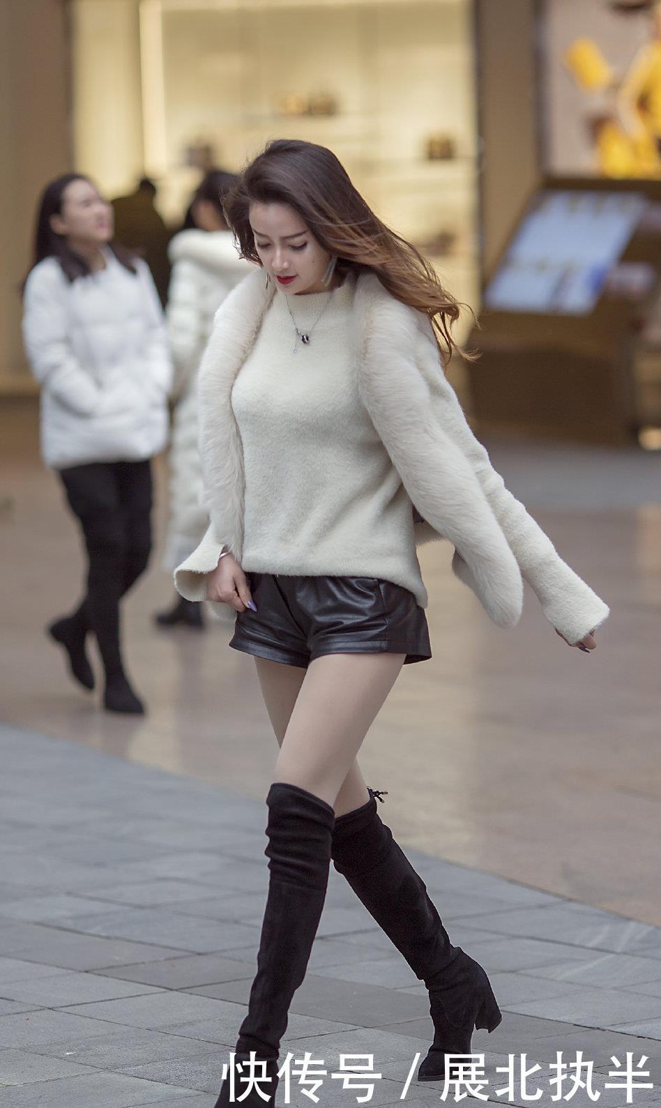  冬天：美女冬天穿高筒靴搭配肉色丝袜，时尚保暖还凸显美腿颀长