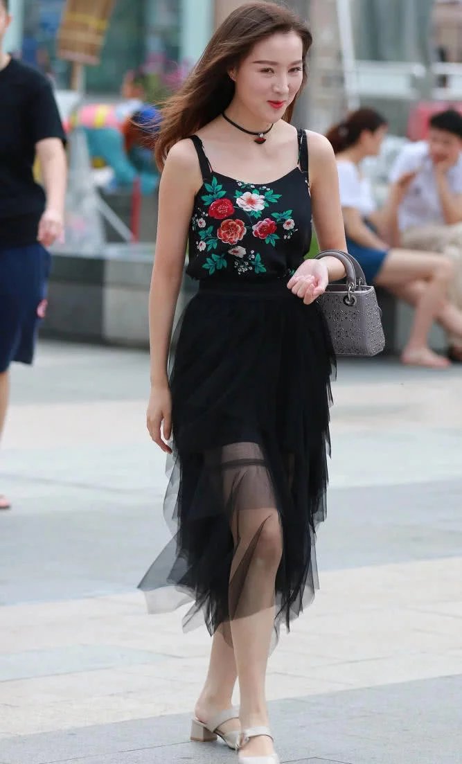 小姐姐修身穿搭勾勒出玲珑有致的身材，网友：不要正脸对我笑，我