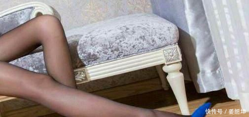 简约大气，尽显出女性的纯净美，穿上它出街让你成为焦点