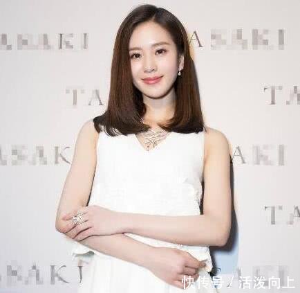 刘诗诗穿深V长裙现身, 却加一件背心防走光, 吴奇隆管得太严