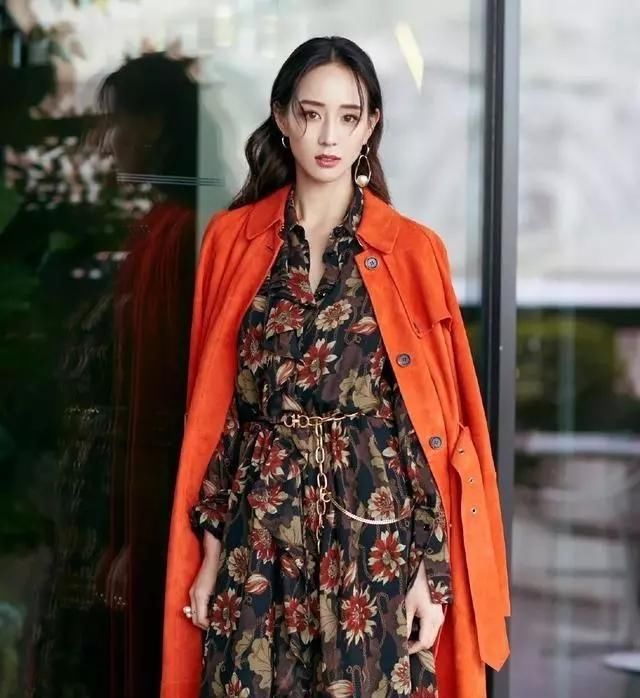  『穿搭』Angelababy最新复工照,穿长风衣露美腿,好久不见又变脸了?