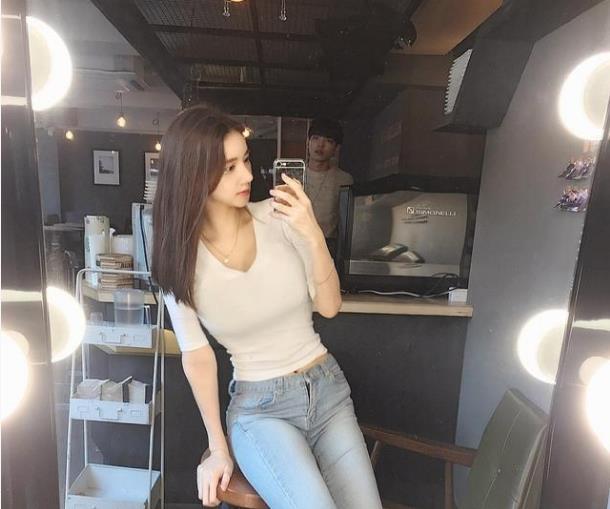 魅力十足的牛仔裤美女，身材特别棒，很喜欢