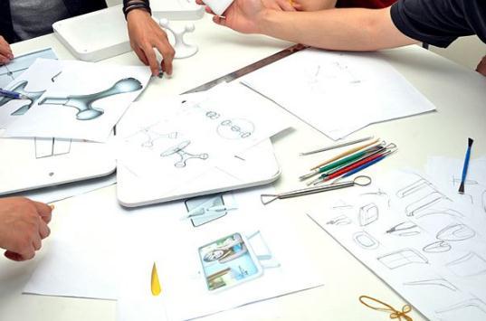 将服装设计作为解读生活的窗口，摩凡赢得了众多都市女性的青睐