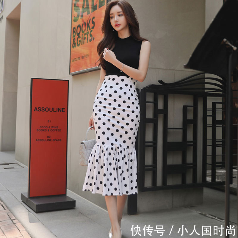 小姨真敢穿,光腿直接穿包臀裙,秀出迷人曲线,太有女人味