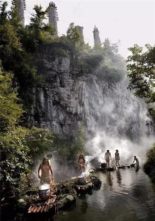 56岁时,他隐居山林做石匠,20年后,建成一座石头城堡,闻名于世