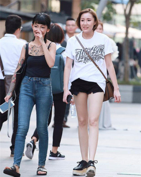 闺蜜|街拍:吊带牛仔美女纹身好亮眼,闺蜜的大长腿白皙无瑕