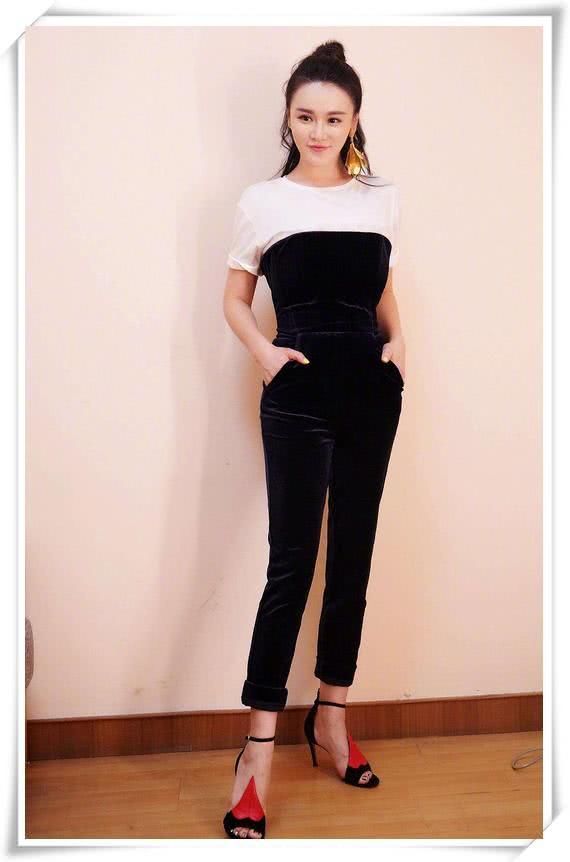 冉莹颖秀身材秀到捂胸口！网友直呼：我是邹市明我也不敢撒手啊！