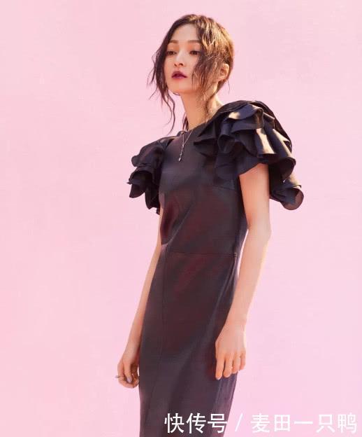 她15岁挣钱养家，27岁被母亲卷走2100万，穿搭时尚有魅力！