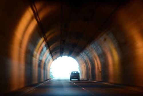  指示牌■高速新增指示牌，十年老司机都不认识，望车主互相转告