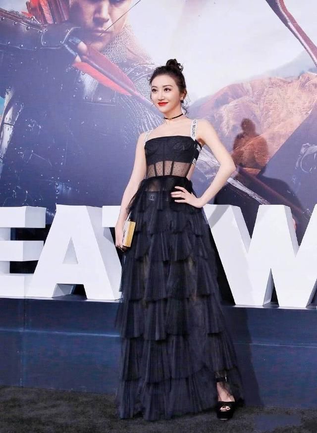 景甜穿吊带裙现身,肩带都快勒到肉里了,网友:为显身材豁出去了