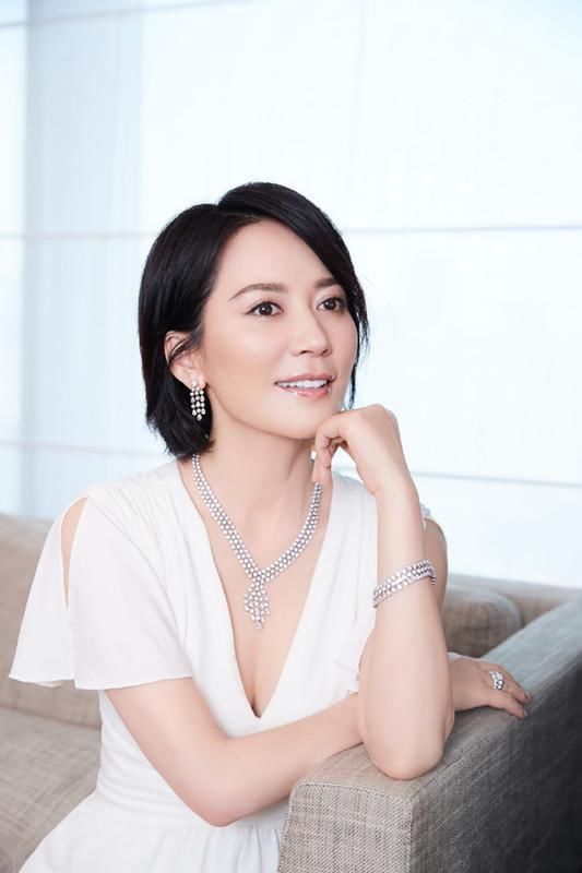 本以为高圆圆短发已经够美了,看到俞飞鸿才知道什么叫美得窒息!