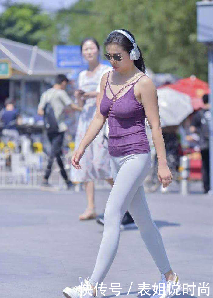 街拍，小姐姐这迷人穿着，真讨人喜欢呀