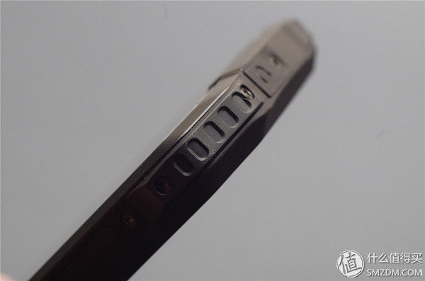 萝卜谈数码 篇二:大妈首发:摧毁一部手机有多难?三防手机MANN 8S不完全暴力测试