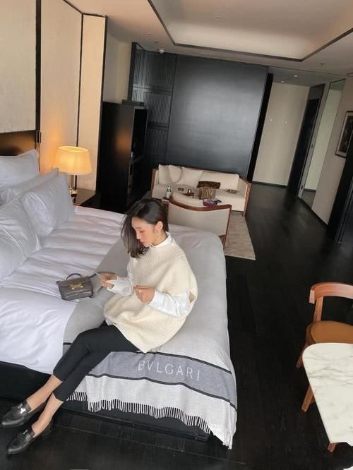 老爹:老爹裤“过气”了,今年流行的裤子是烟管裤,谁穿谁是腿精