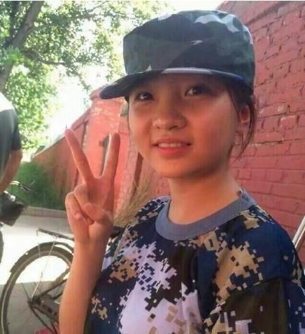 过分！看过路人拍女星军训素颜照，才知道这些年我们被骗得有多惨