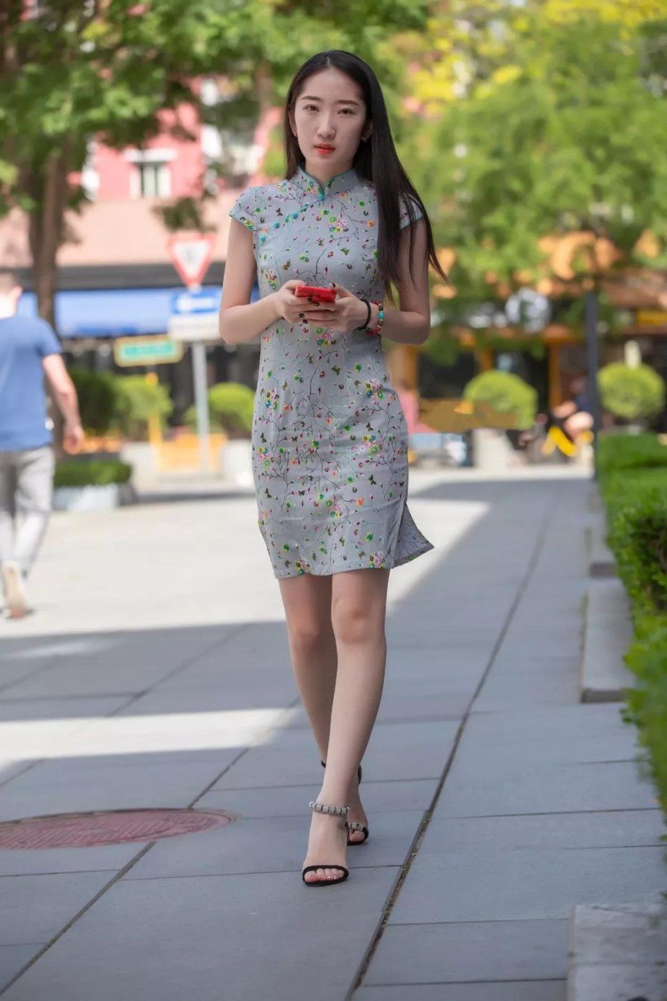 街拍：紧身旗袍，长发美