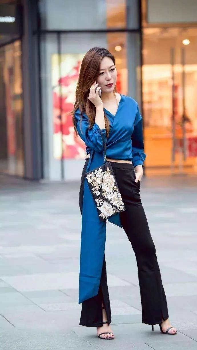 圆润曲线的丰腴辣妈, 尽显紧致好身材