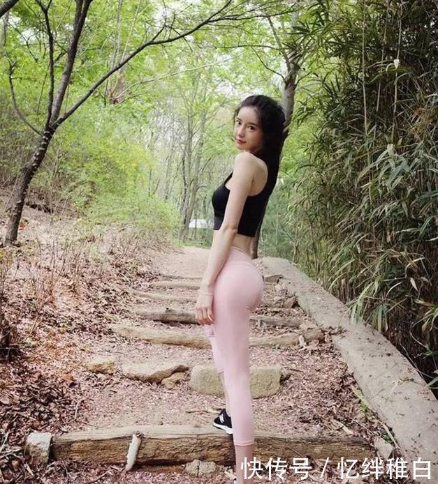  「勾勒」街拍优雅成熟的紧身打底裤美女，勾勒出完美的身材曲线