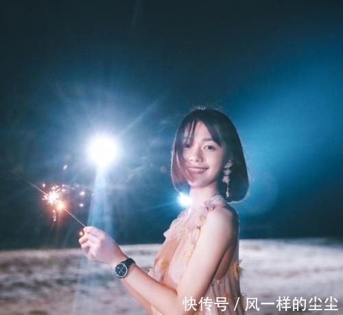 「段奥娟」段奥娟真是敢穿!穿一件白色短款小吊带,“巴掌腰”更是吸睛