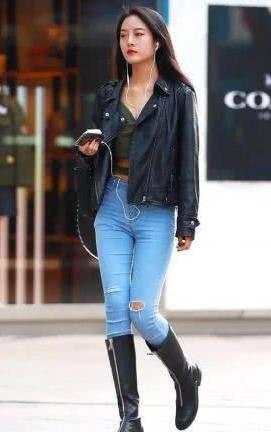 简约时尚的牛仔裤，成为了追求时尚的姐姐们，最普遍的穿搭