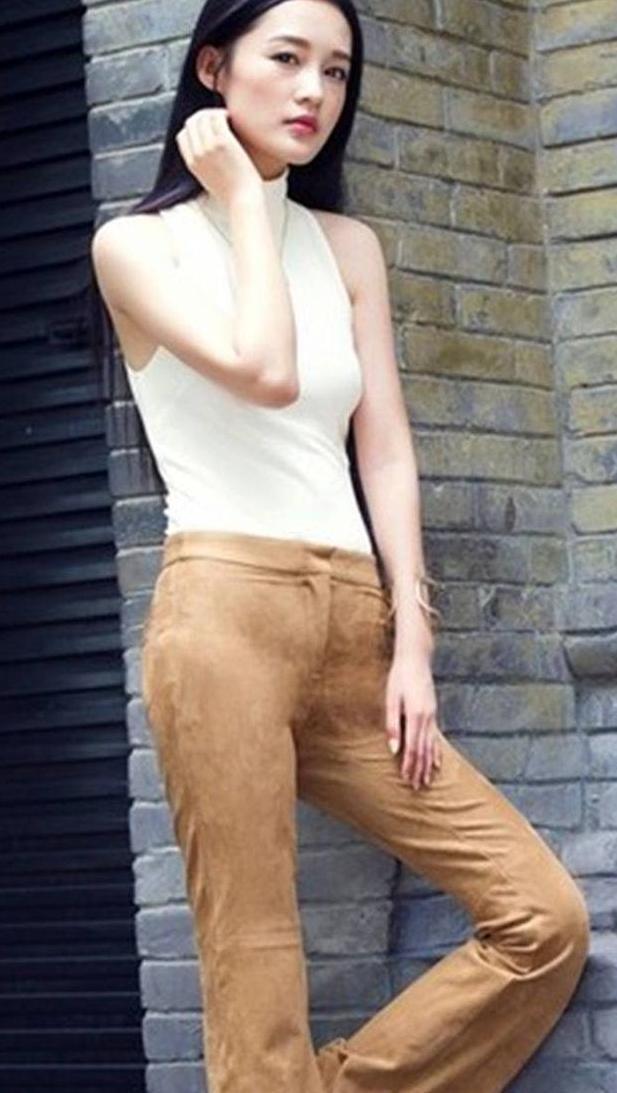 难道李沁不热吗，穿搭两件衬衫现身机场，网友：看了都想出汗了