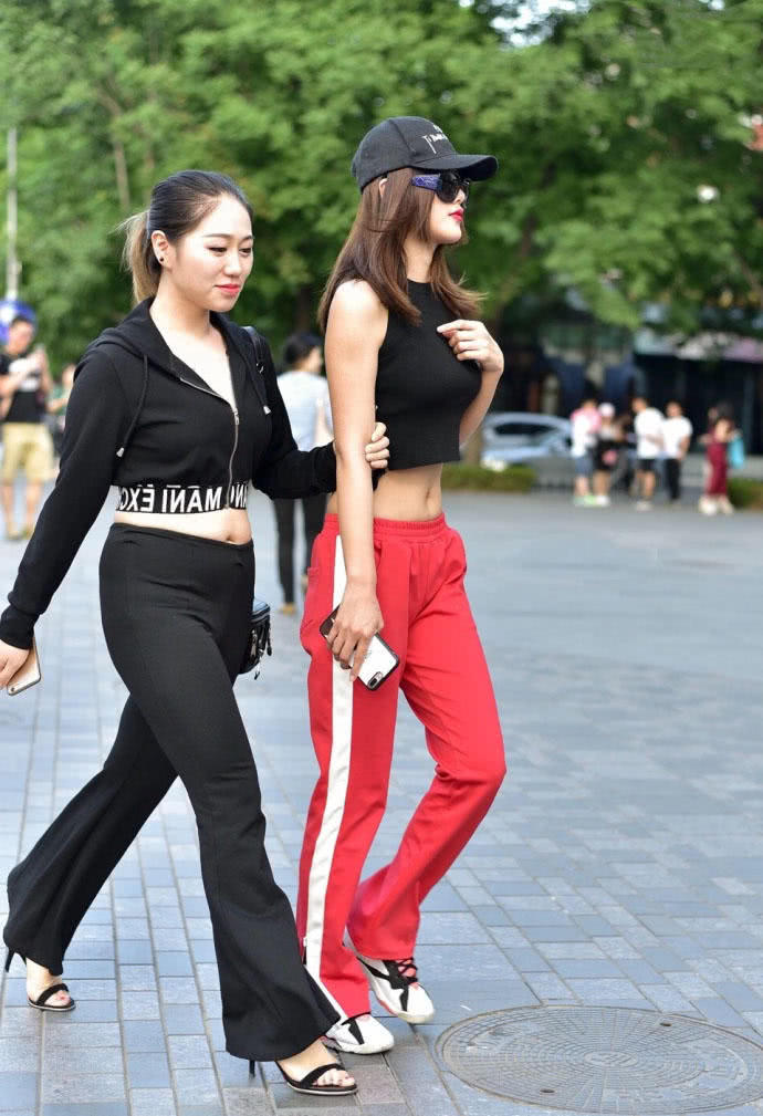 健身小姐姐穿露腰上衣秀出火辣好身材，这个小腰太迷人了吧