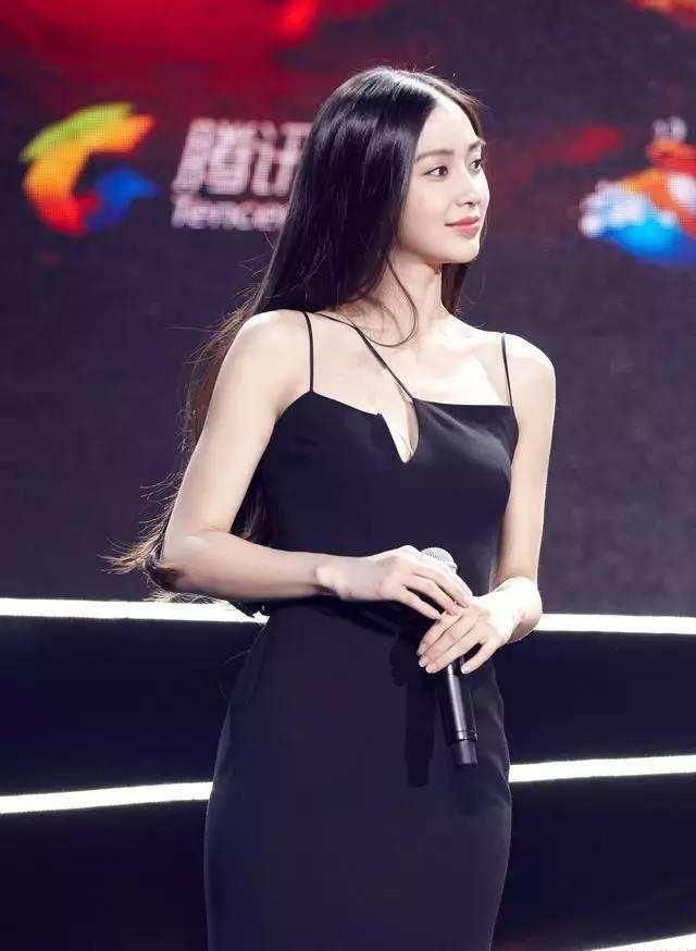 baby高圆圆又撞衫了！baby故意剪掉一根肩带，网友：有心计