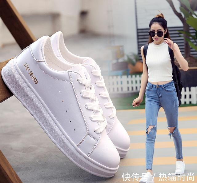 陈妍希一家三口现身机场, 大家却被她脚上的鞋子圈粉, 真心好看