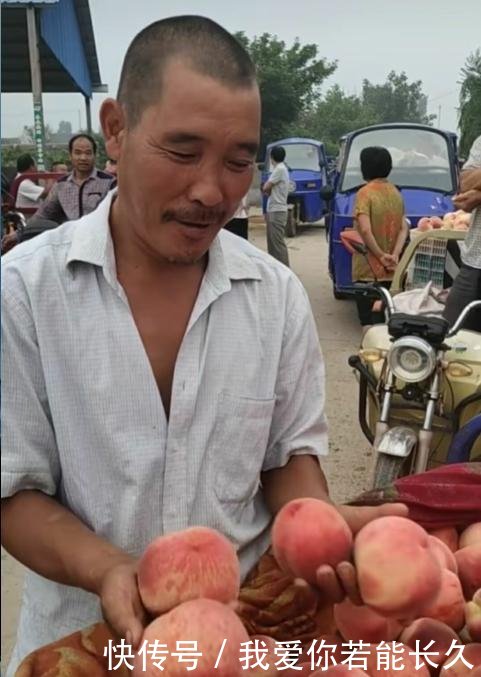 实拍拉货车刚一进村，货筐就遭到村民哄抢，不然水果就烂树上了