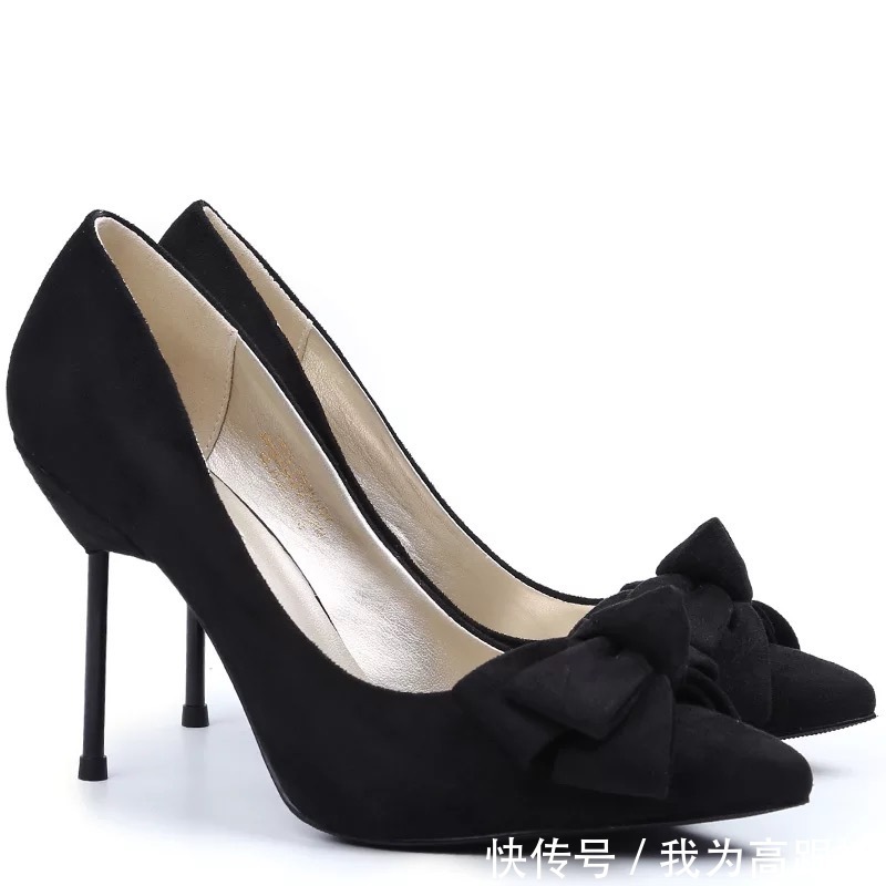 纤细的筷子跟与蝴蝶结结合的高跟鞋