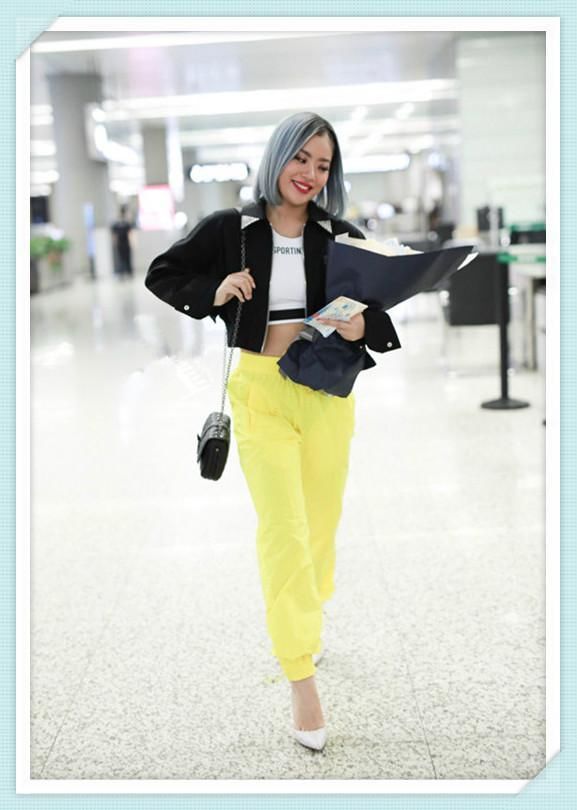 不露腿的王菊美翻天，穿露脐装秀小蛮腰，网友：头次发现你这么瘦