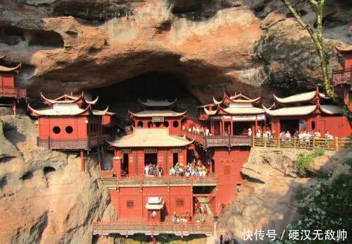 距今900多年的寺庙, 抵达只能坐船前往, 却仅依靠一根柱子支撑