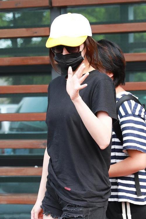 173关晓彤和168热巴同穿短裤，终于见识了大长腿和白细腿的差别