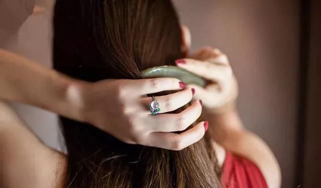 为什么你的翡翠饰品戴在身上就不如她好看？！