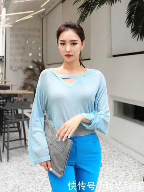 气质小姐姐高腰裤凸显大长腿，绷出的曲线太过完美，凹凸身材让人