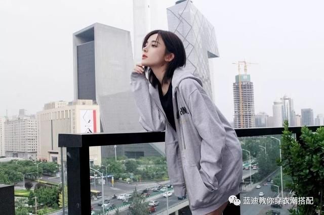 古力娜扎，张俪，王智最近曝光了一组街拍，印花吊带长裙