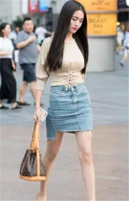 「紧身衣」街拍:身穿紧身衣的小姐姐,乌黑靓丽的直发,充满清新脱俗的感觉