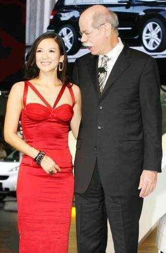 巩俐与郭采洁相差20岁，同穿条纹吊带裙，气质差距咋就这么大呢