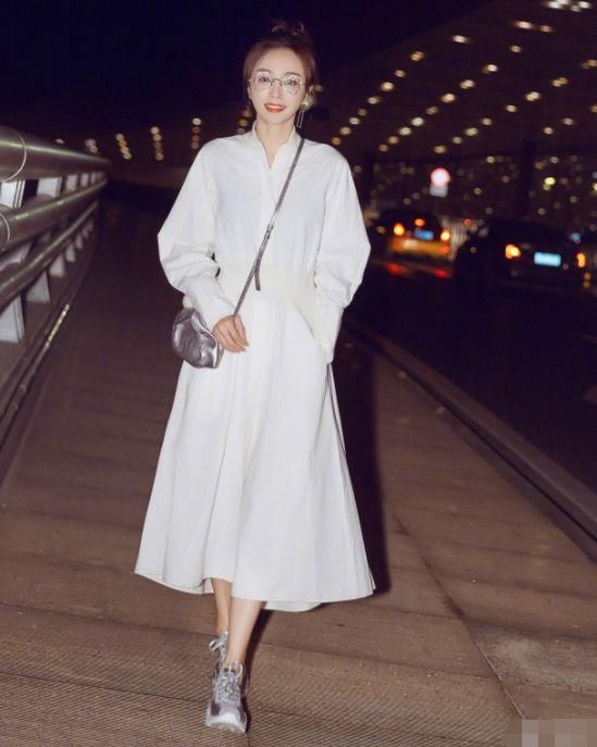 “娘娘”秦岚穿白裙减龄了不止5岁？俏皮打扮出发看秀，抢眼十足