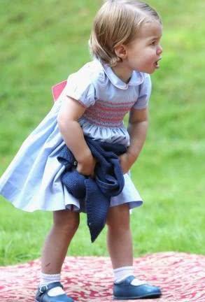 带货女王夏洛特穿的这些小花裙,简洁又时尚,凯特王妃选择它是有
