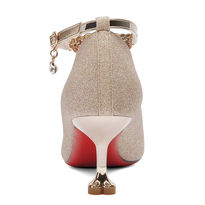 女人再懒出门也别穿人字拖，气质高跟鞋，气场挡不住