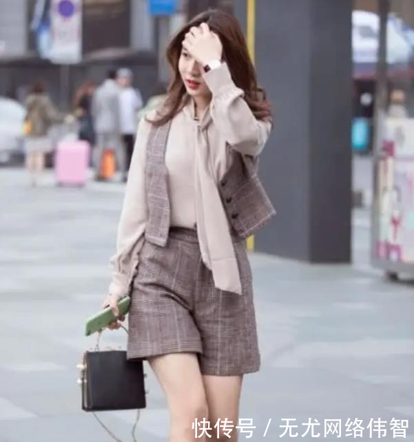 「美女」街拍:皮肤白皙的美女,一件蓝色短袖配黑色短裙,时尚女神风采