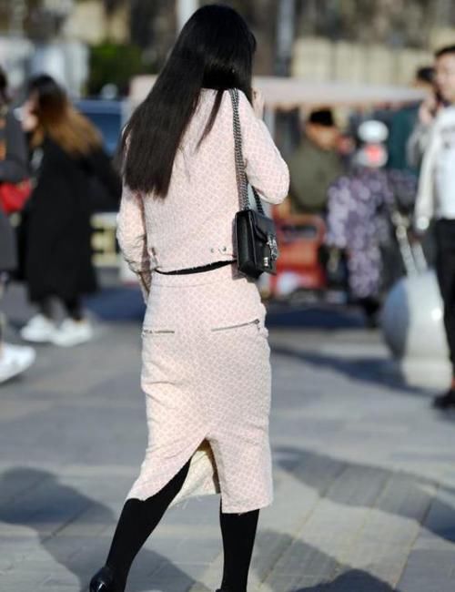  「美女」街拍：身材高挑的美女，一件黑色短袖配黑色休闲裤，时尚气质大方
