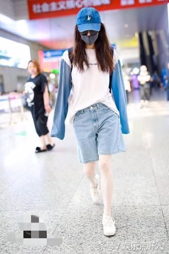 宽松长袖T恤搭配五分裤，倪妮也能凹出街头范，网友：美少女一枚