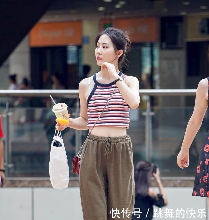 街拍前卫有魅力的美女，紧身穿搭很显活力，下身渔网袜真性感！