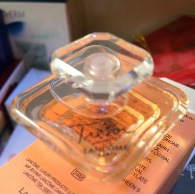 辞掉大堂经理职位,摆地摊卖香水小样,女孩月赚