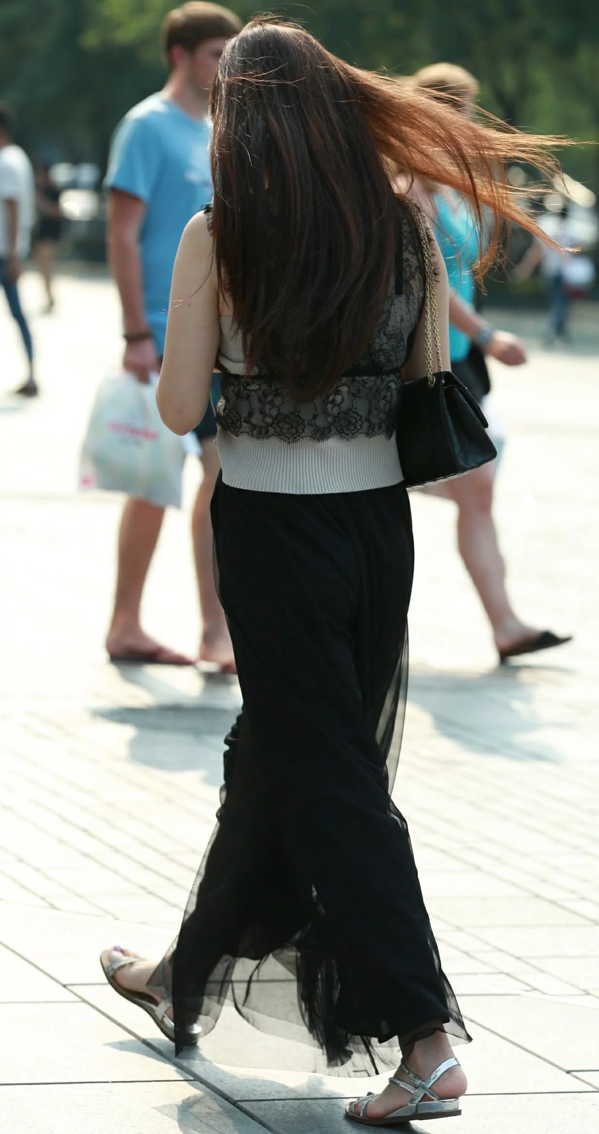 气质小姐姐薄纱连衣裙女人味儿十足，体态丰韵，婴儿肥的感觉刚刚