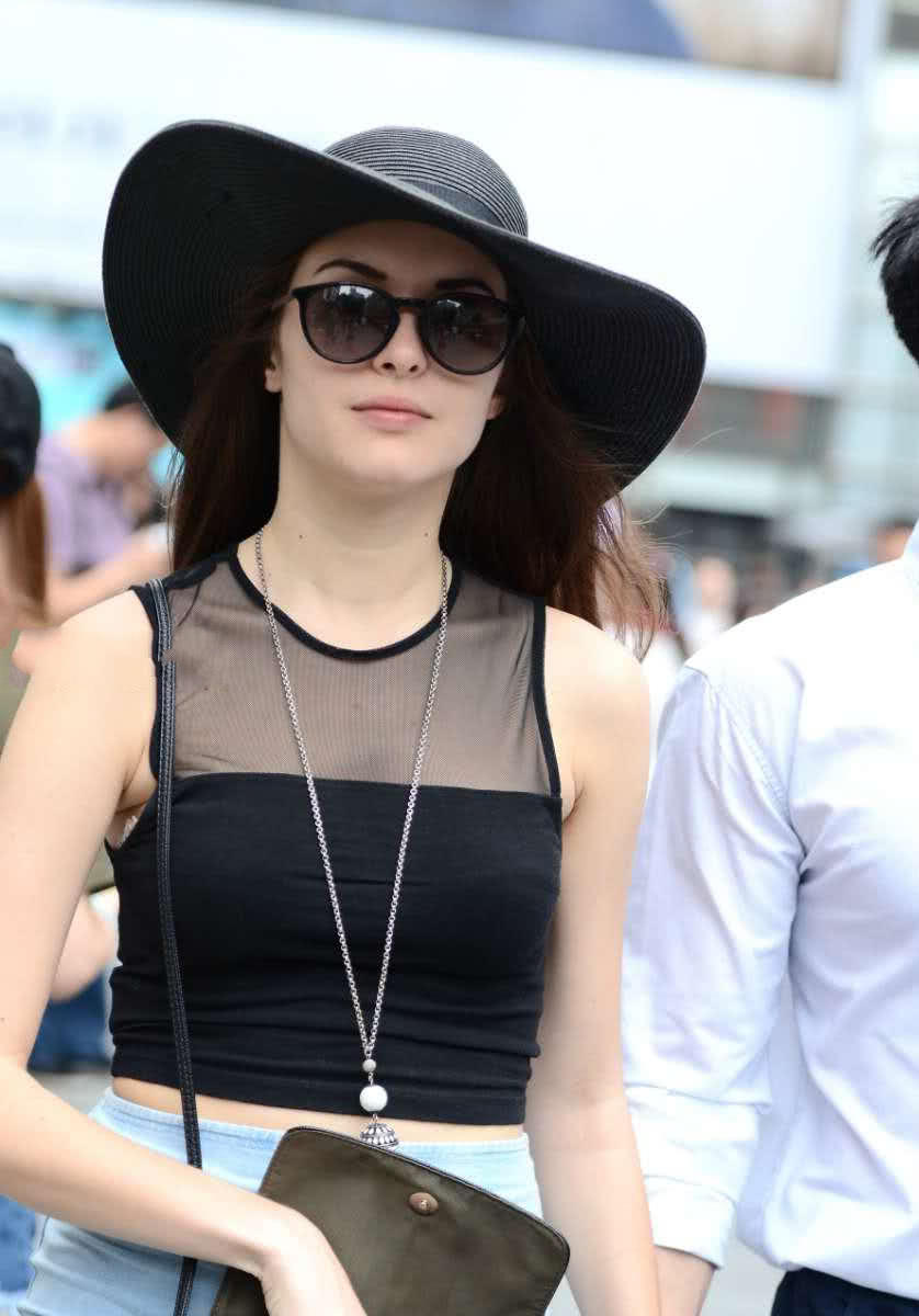 浑圆饱满的小姐姐简单搭配很有女人味，包臀裙穿出水蛇腰非常的抢