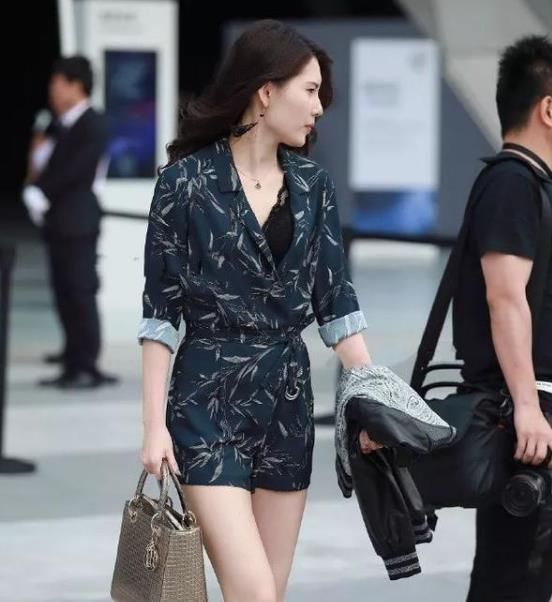  『面带微笑』街拍面带微笑的美女，一件黑色的上衣配黑色短裙，时尚美丽大方